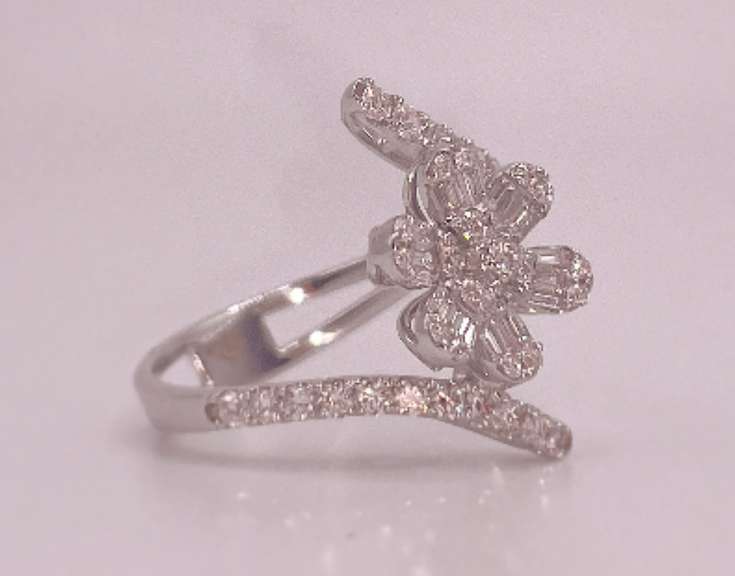 Beautiful 18kt Solid White Gold & Diamond Floral Ring