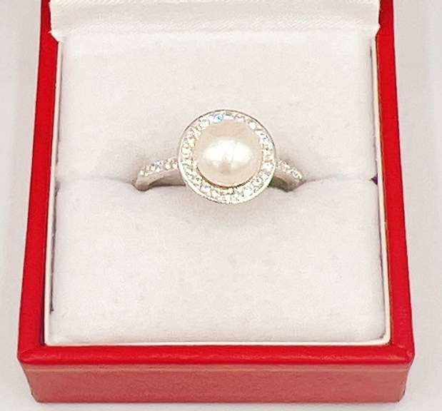 Beautiful Pearl & Diamond Cocktail Ring