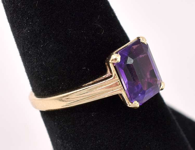 Beautiful Purple Amethyst Ring In 14K Yellow Gold