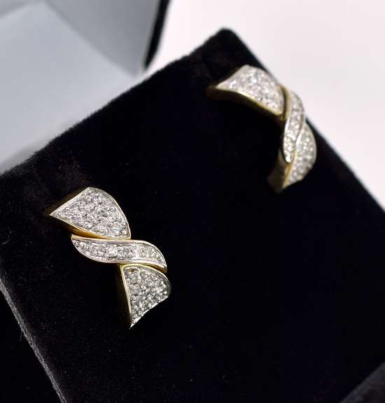 Stunning Diamond Earrings In Gold