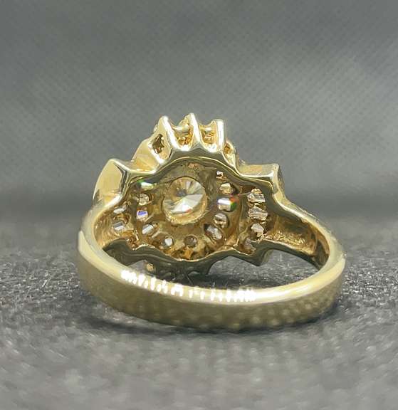 STSPARKLING 1.45 CARATS T.W. ROUND AND BAGUETTE DIAMOND LADIES RING IN 14K YELLOW GOLD