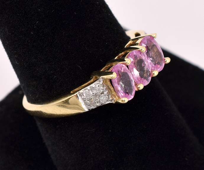 Beautiful Pink Sapphire Ring in 14K Yellow Gold
