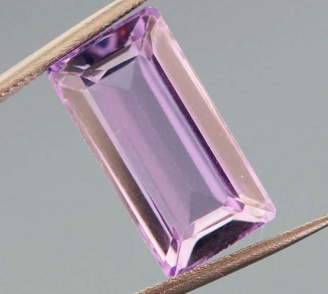 Stunning 7.86ct emerald cut violet Amethyst