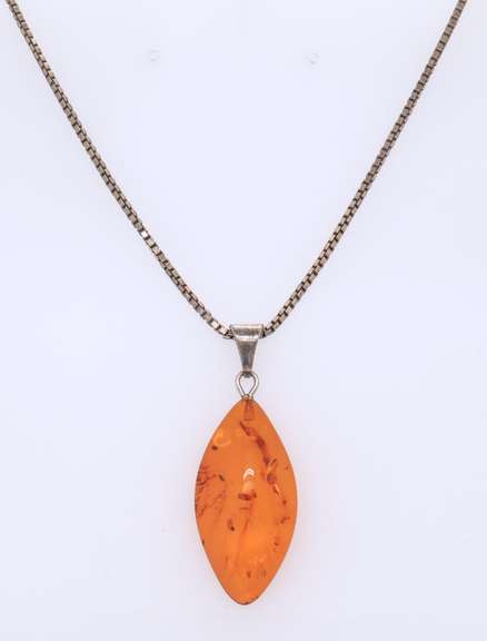 Vintage 925 Sterling Silver Amber Pendant on Box Chain Necklace