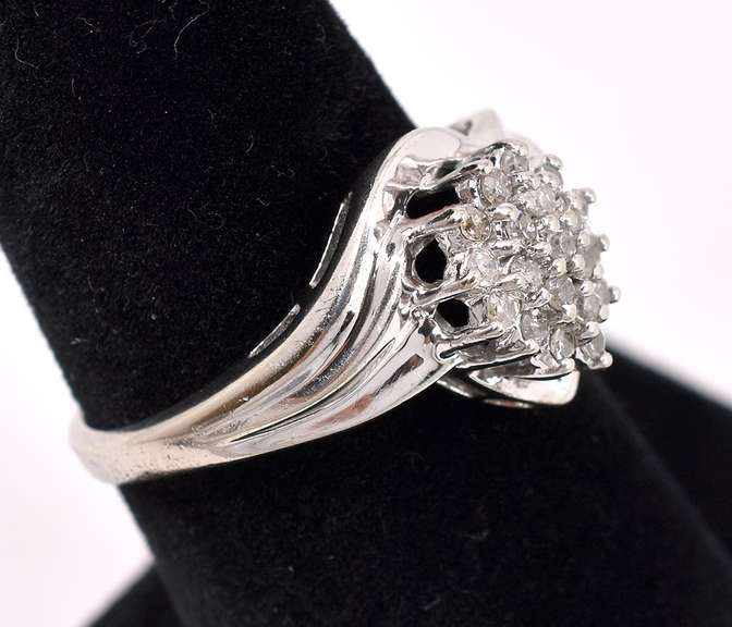 Gleaming Cluster Diamond Ring In Gold