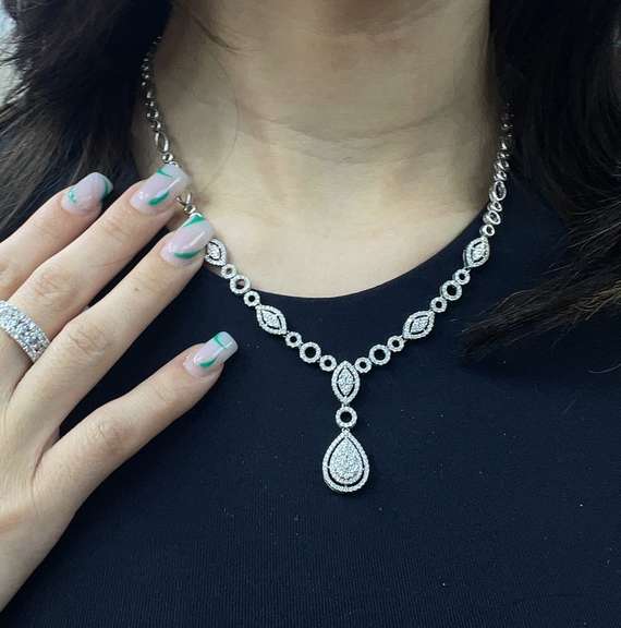 ELEGANT 4.00 CARATS T.W. CLUSTER PEAR SHAPE NECKLACE IN 14K WHITE GOLD