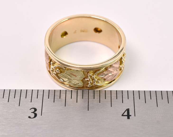Sturdy Leaf And Grape Ring In 14K Yellow Gold
