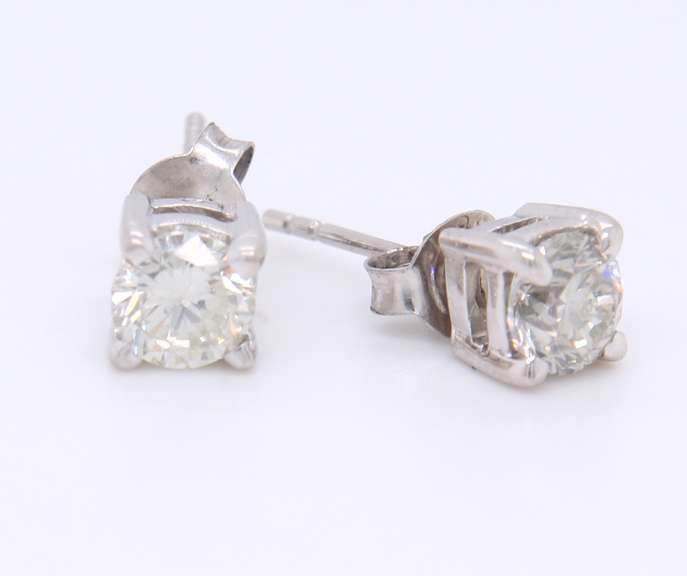 Handsome White gold Round Brilliant Cut Diamond Stud Earrings