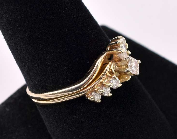 Beautiful Approx .10 CT Diamond Ring In 14K Yellow Gold