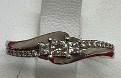 LADIES WHITE GOLD AND DIAMOND ING