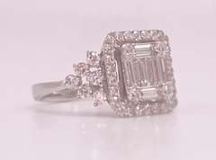 STUNNING 18KT SOLID WHITE GOLD & DIAMOND RING