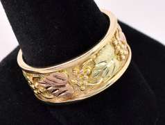 Sturdy Leaf And Grape Ring In 14K Yellow Gold