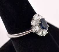 Dazzling Blue Sapphire Ring in 18Kt White Gold