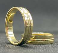 18K YELLOW GOLD MATCHING WEDDING BAND SET