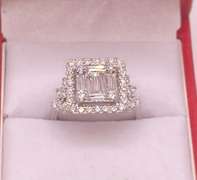 STUNNING 18KT SOLID WHITE GOLD & DIAMOND RING