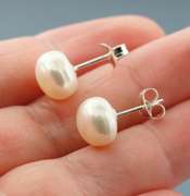 Natural White Pearl stud earrings
