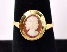 Elegant Cameo 18K Yellow Gold Ring