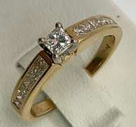 LADIES 14K YELLOW GOLD AND DIAMOND ENGAGEMENT RING