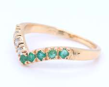 Stunning Emerald and Diamond V Ring in 18kt Yellow Gold