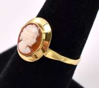 Elegant Cameo 18K Yellow Gold Ring