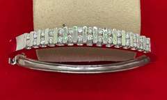 18KT WHITE GOLD DIAMOND BANGLE BRACELET.