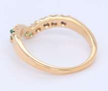 Stunning Emerald and Diamond V Ring in 18kt Yellow Gold