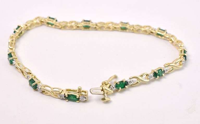 Exquisite Emerald And Diamond X And O Bracelet In Yellow Gold