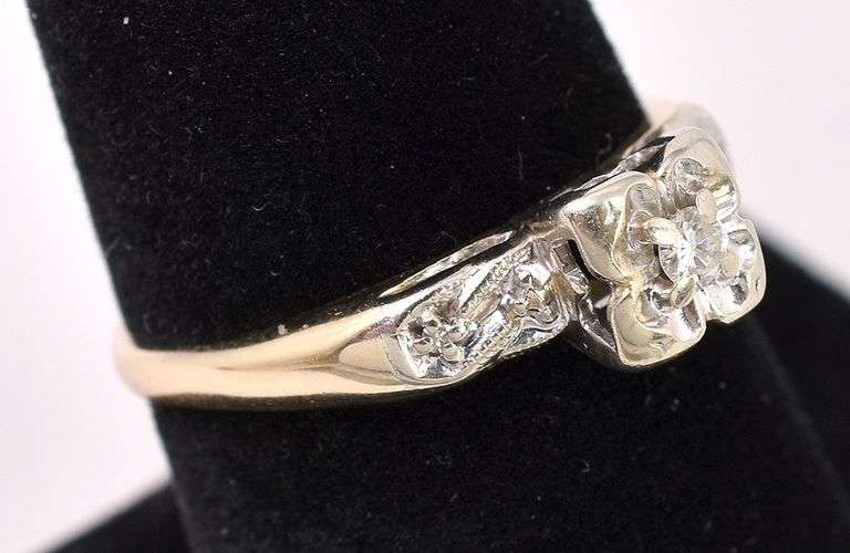 Elegant Diamond Ring In 14K Yellow Gold