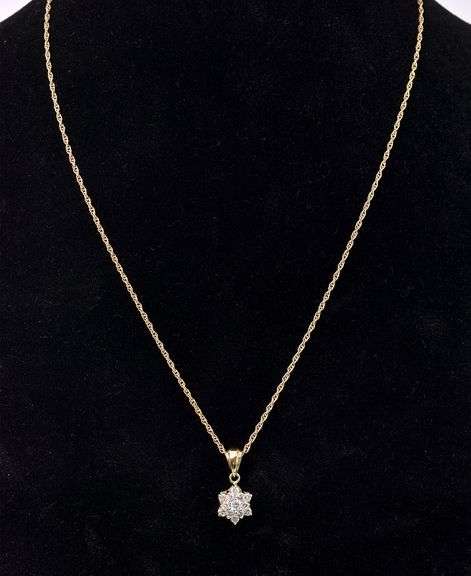 Dazzling Diamond Flower Pendant Necklace In 14K Yellow Gold