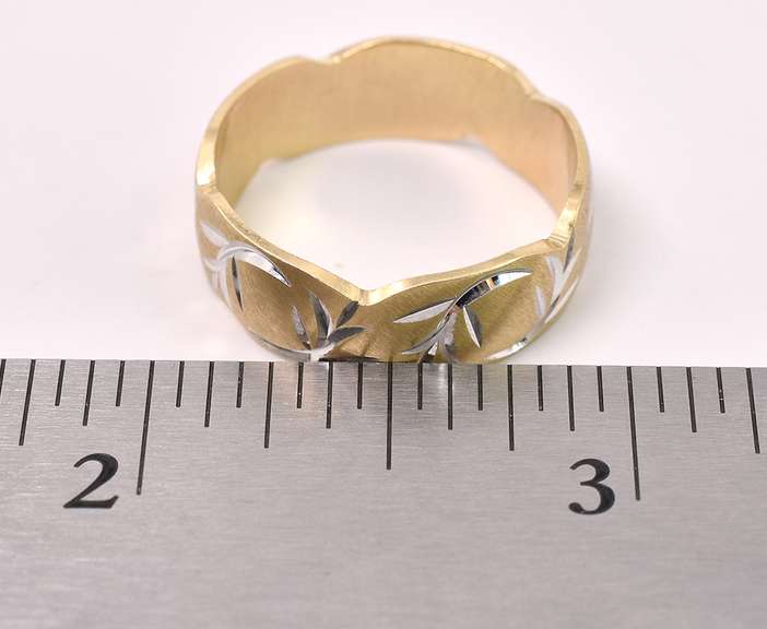Elegant Leaf Ring In 14K Yellow Gold