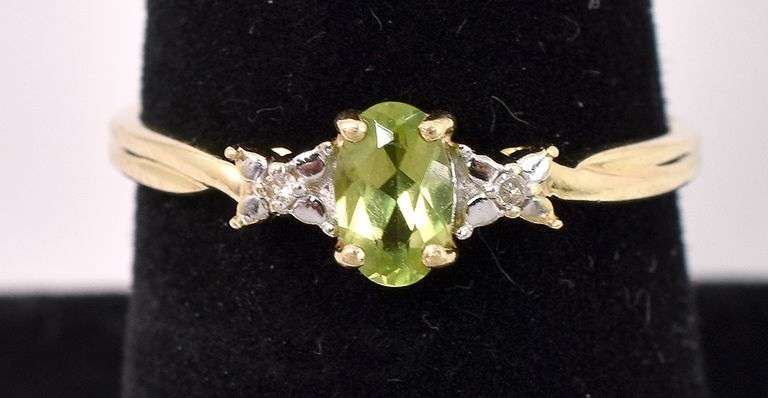 Elegant Peridot Gem Ring In Yellow Gold