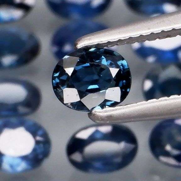 Natural 3.23ct blue Sapphire set with multiple hues