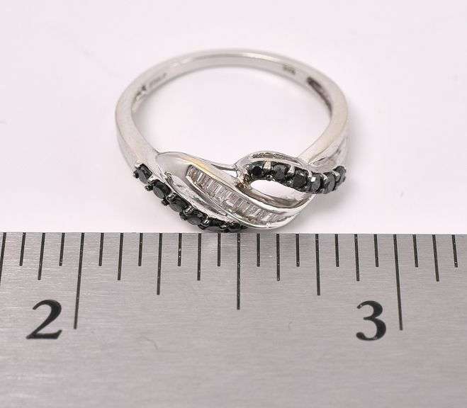 Elegant Black Diamond Ring In Yellow Gold