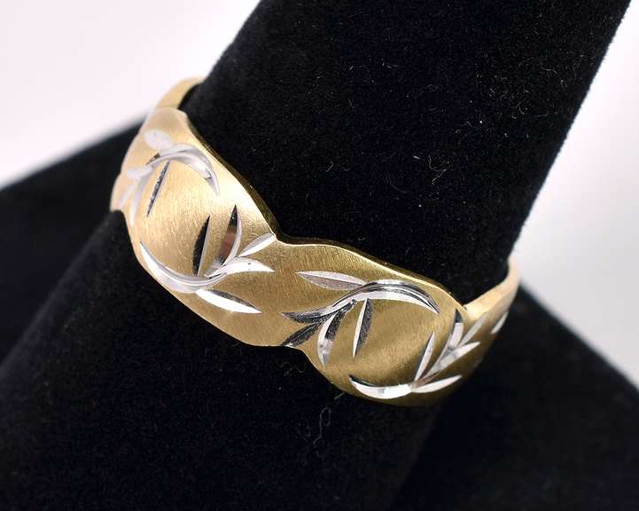 Elegant Leaf Ring In 14K Yellow Gold