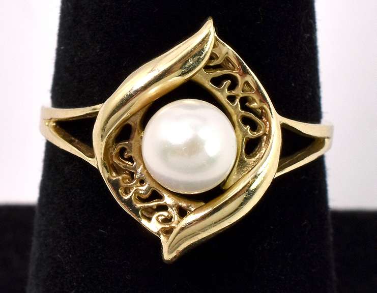 Beautiful Pearl Ring In Yellow Gold