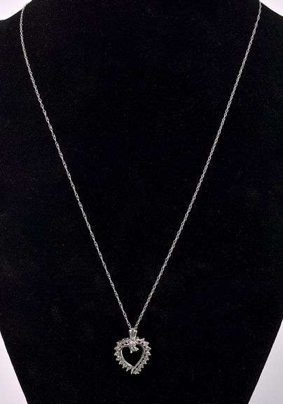 Enticing Heart Pendant Necklace In White Gold