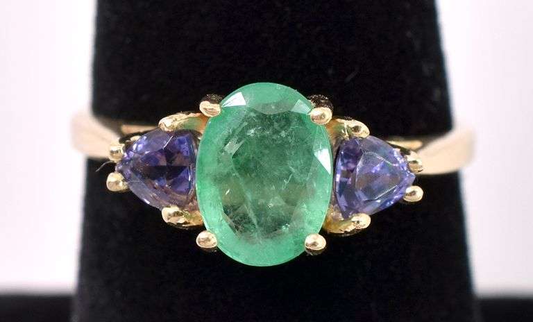 Alluring Emerald And Amethyst Ring In Yellow Gold
