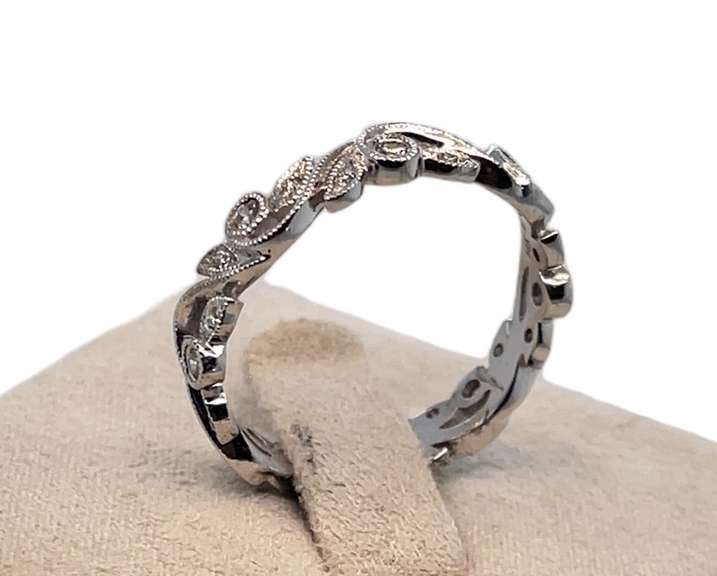 14K WHITE GOLD BAND RING WITH ORNAMENTS
