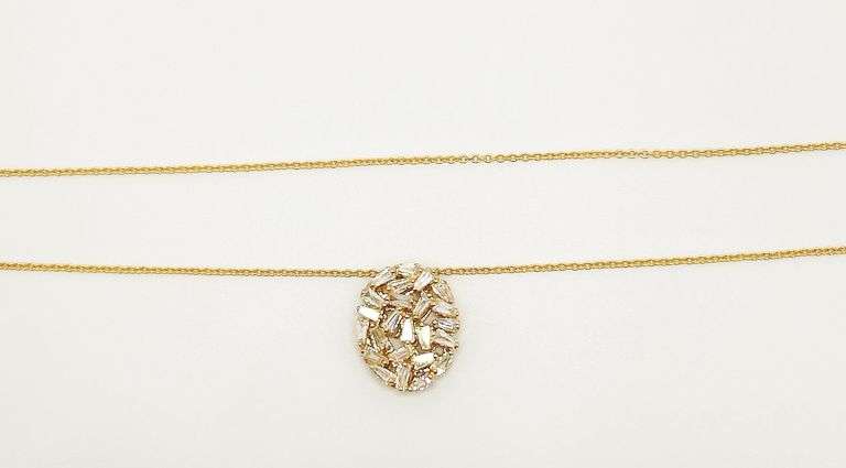 Enthralling 18kt Yellow Gold Necklace With Unique Oval Diamond Pendant