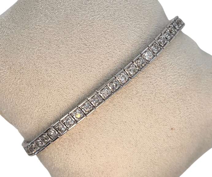 14KT SOLID WHITE GOLD & DIAMOND TENNIS BRACELET- 4.20 CARATS!