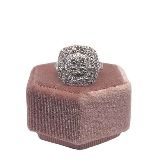 14K WHITE GOLD ENGAGEMENT RING WITH DIAMONDS