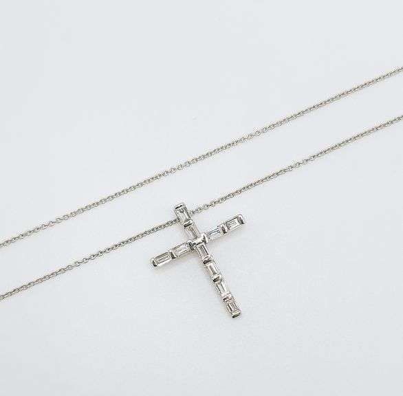 Glorious 18kt White Gold Necklace With Cross Diamond Pendant