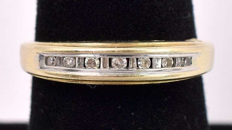 Elegant Diamond Ring In Yellow Gold
