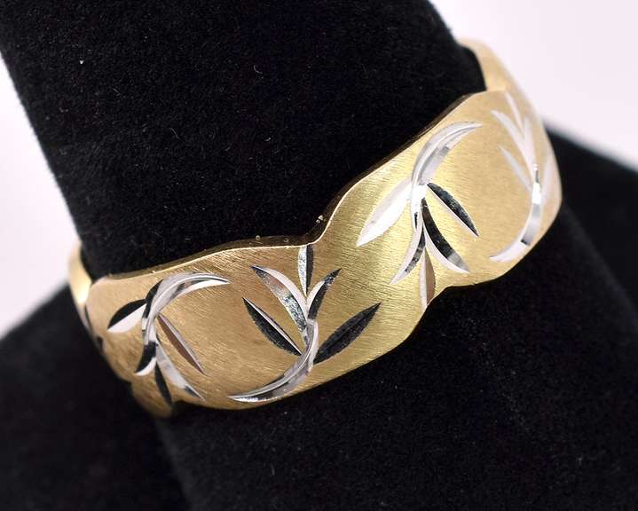 Elegant Leaf Ring In 14K Yellow Gold