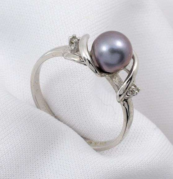 Feminine Gray Pearl in WG Ring