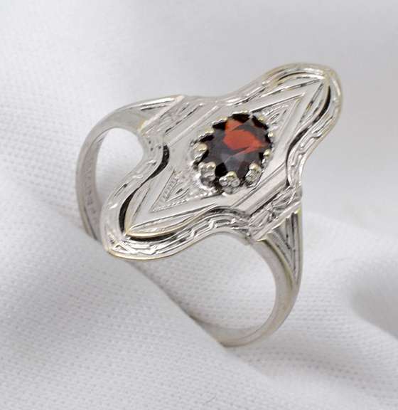 Nicely Styled WG Garnet Ring