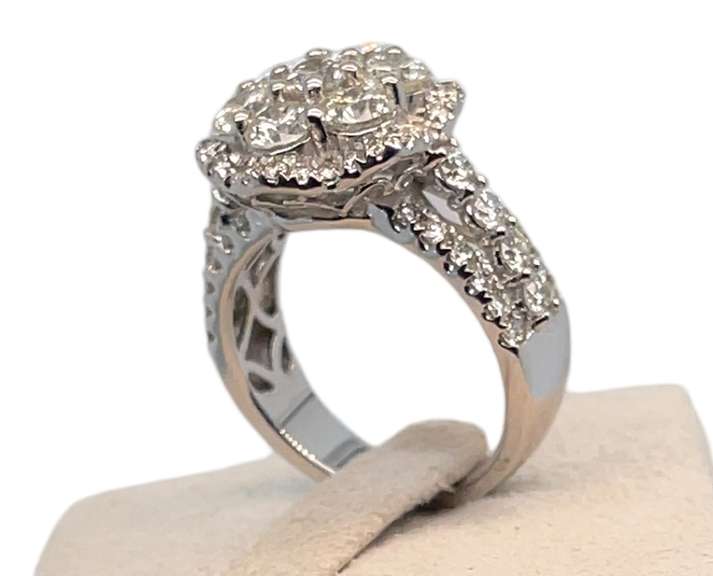 14K WHITE GOLD ENGAGEMENT RING WITH DIAMONDS