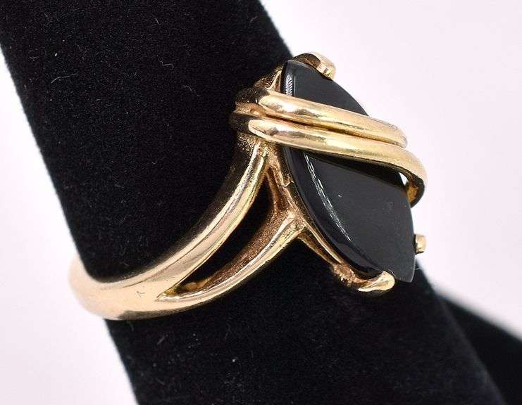 Elegant Black Onyx Ring In Yellow Gold