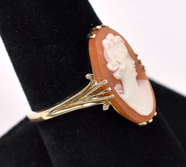 Elegant Cameo Ring In Yellow Gold