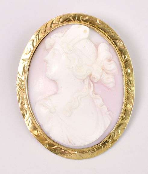 Vintage Cameo Pin And Pendant In Yellow Gold